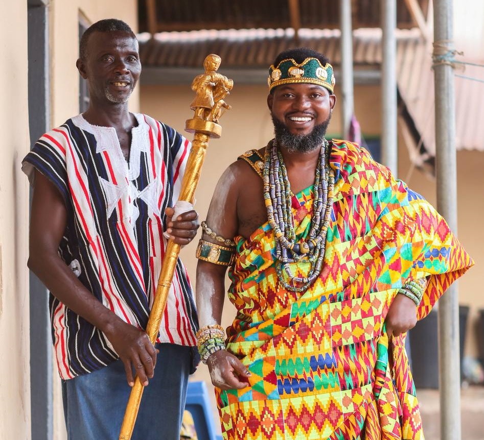 Sparqlyn — on royal throne